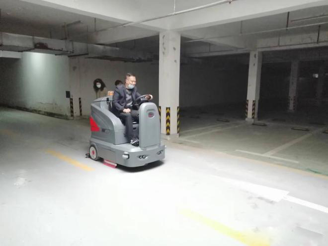 玉溪小区物业保洁不用人力改用驾驶式洗地机了